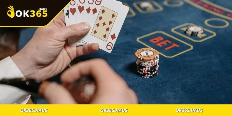 Soi Cầu Baccarat Là Gì? Cách Đọc Chuẩn Dân Chuyên Nghiệp 2 Người chơi baccarat đang phân tích lịch sử cầu